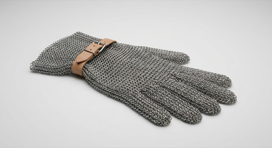 Cut-resistant chainmail gloves