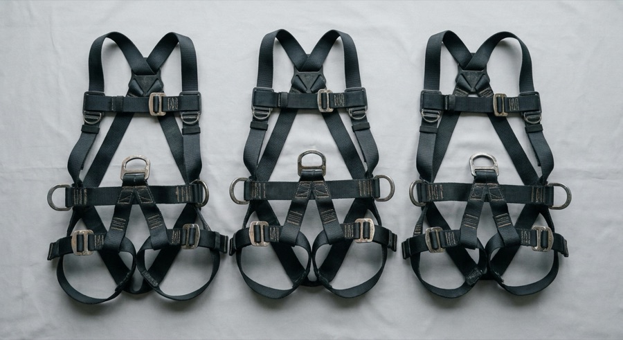Fall arrest harnesses